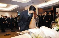 Премьер-министр Японии почтил память погибших затонувшего парома